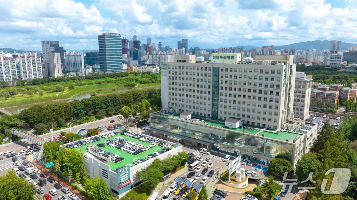 이대목동병원은 서울특별시로부터 위탁을 받아 '서울 서남권역 난임·임산부심리상담센터'를 운영한다고 11일 밝혔다. 운영 기간은 올해 1월부터 2028년 12월까지 3년이다. 사진은 이대목동병원 전경.(이대목동병원 제공)