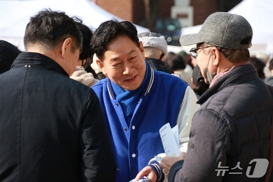 강병덕 더불어민주당 경기 하남시장 예비후보(61)가 하남시 미사역 일대에서 시민들과 소통을 하고 있다.(강 예비후보 측 제공. 재판매 및 DB 금지)/뉴스1