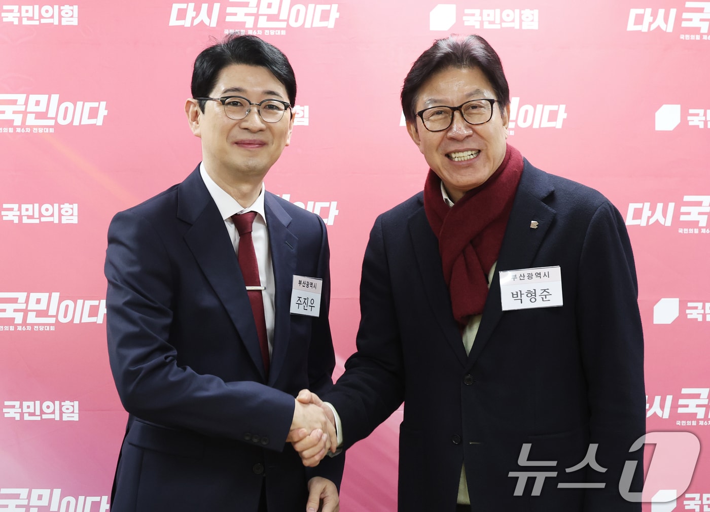 6·3 지방선거 부산시장 예비후보로 등록한 박형준 부산시장(오른쪽)과 주진우 의원이 지난 3월 11일 오후 서울 영등포구 국민의힘 중앙당사에서 열린 광역단체장 후보자 면접에 앞서 기념촬영을 하고 있다. 2026.3.11 ⓒ 뉴스1 오대일 기자