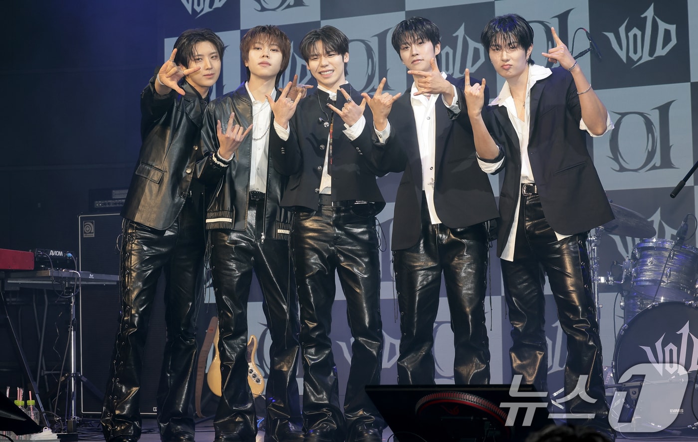 5인조 남성밴드 보이드(V01D) 케빈박(왼쪽부터)과 신노스케, 조주연, 송유찬, 정지섭이 11일 서울 종로구 대학로 SA HALL에서 가진 데뷔 미니앨범 ‘01’ 발매 쇼케이스에서 포즈를 취하고 있다. 2026.3.11 ⓒ 뉴스1 권현진 기자