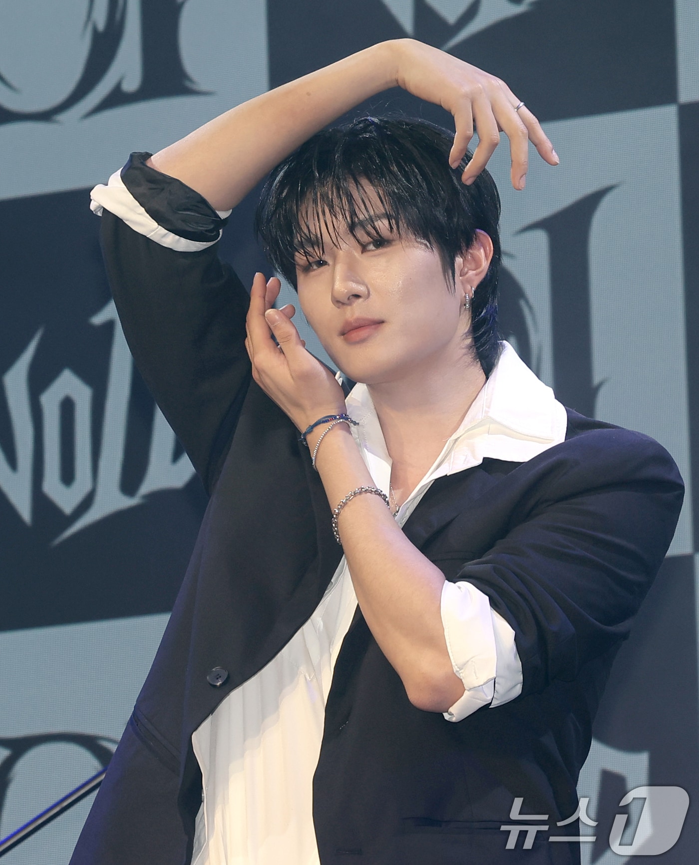 5인조 남성밴드 보이드(V01D) 정지섭이 11일 서울 종로구 대학로 SA HALL에서 가진 데뷔 미니앨범 ‘01’ 발매 쇼케이스에서 포즈를 취하고 있다. 2026.3.11 ⓒ 뉴스1 권현진 기자