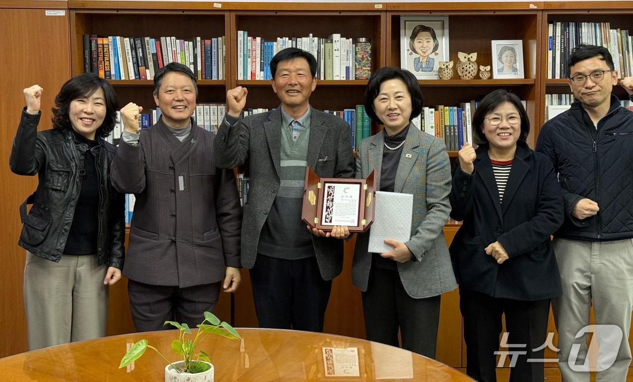 송옥주 의원(사진 오른쪽 세번째)이 친환경급식 관련 입법 활동 공로로 경기도친환경농업인연합회로부터 감사패를 받은 뒤 기념촬영을 하고 있다.