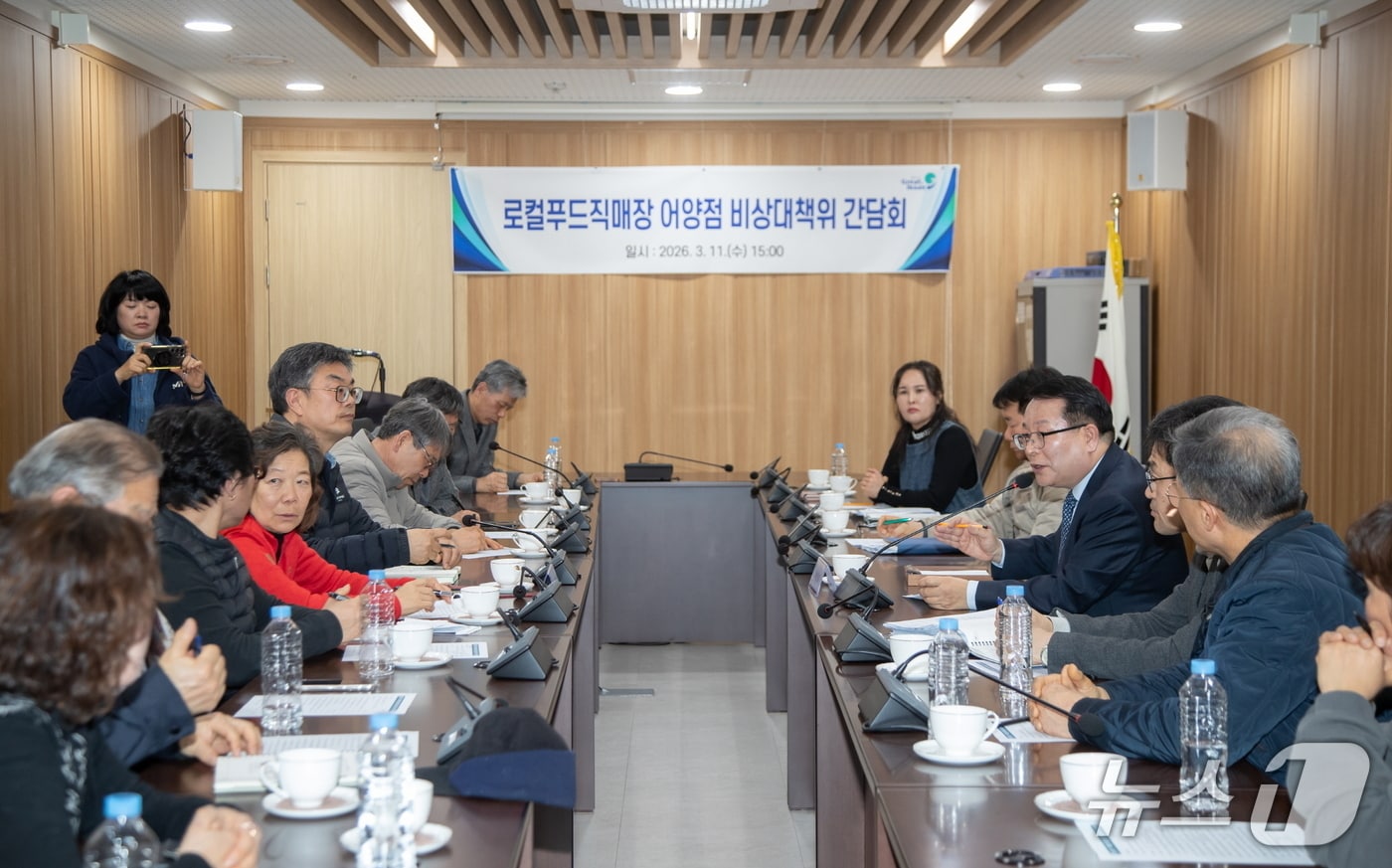 정헌율 전북 익산시장이 11일 오후 어양로컬푸드 직매장의 불법 영업 사태를 해결하기 위해 불법 운영에 가담하지 않은 '정상화 조합원 비상대책위원회' 임원진과 간담회를 갖고 있다.(익산시 제공. 재판매 및 DB 금지)
