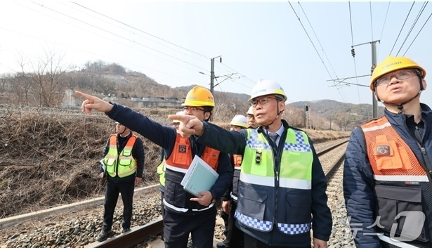 김태승 코레일 사장(사진 가운데)이 11일 오후 청도역 사고 현장을 점검했다. (한국철도공사 제공.재판매 및 DB금지)/뉴스1