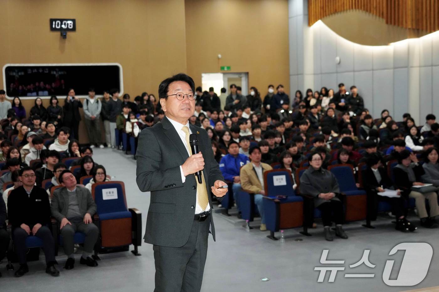 강기정 광주광역시장이 11일 조선대학교 서석홀에서 지역대학생들과 행정통합 후 변화상에 대해 이야기 나누고 있다. (광주광역시 제공. 재판매 및 DB금지) 2026.3.11 ⓒ 뉴스1