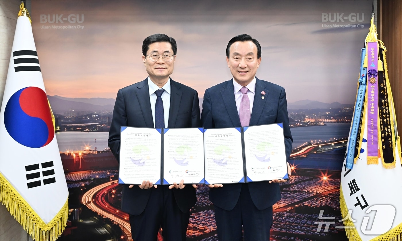박천동 울산 북구청장(오른쪽)이 11일 구청장실에서 울산안전생활실천시민연합과 '2026년 안전취약계층 구민생활안전교육' 추진을 위한 업무협약을 체결하고 기념사진을 찍고 있다.(울산 북구 제공. 재판매 및 DB금지)/뉴스1