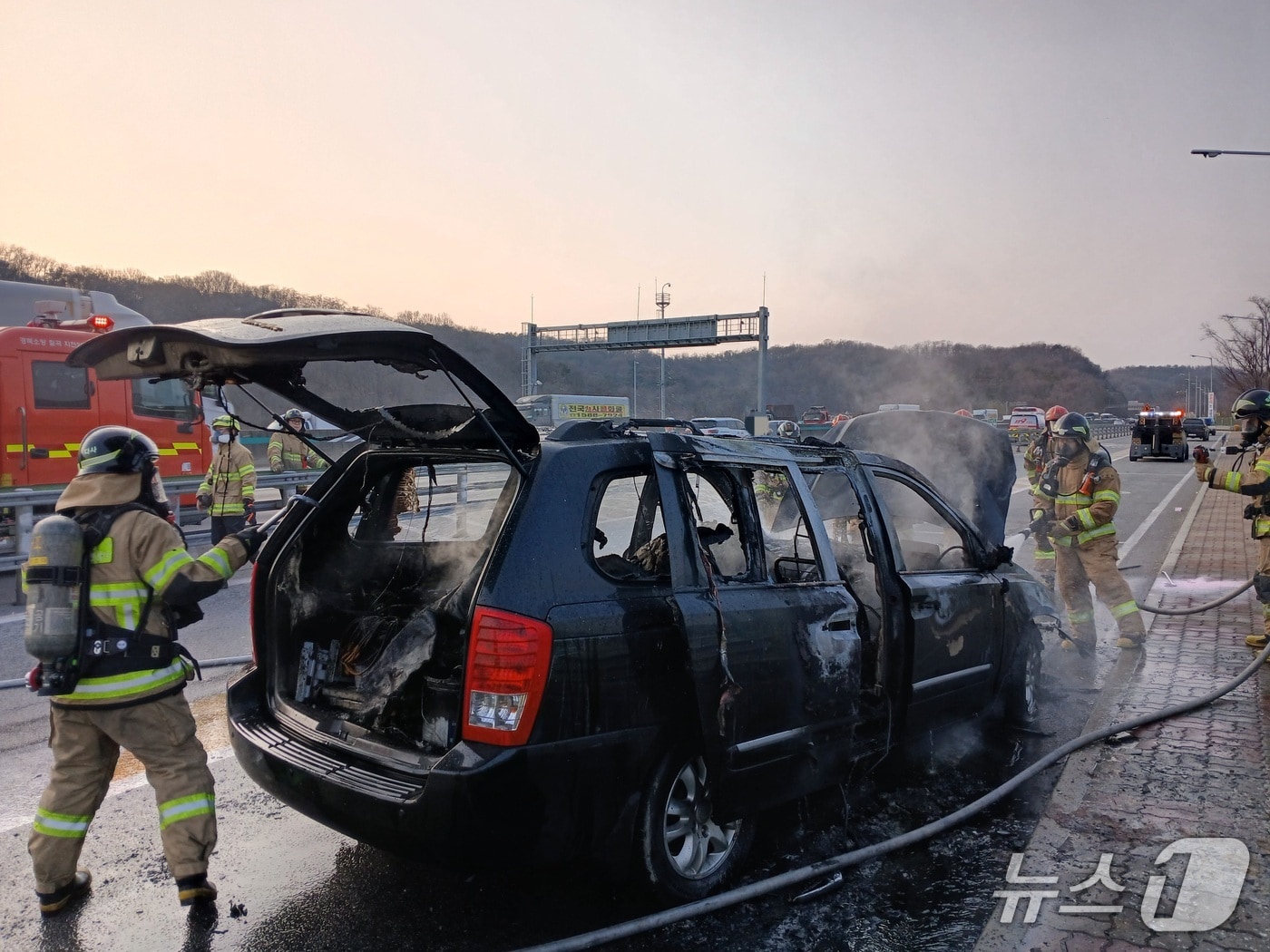 11일 오후 5시15분쯤 경북 칠곡군 지천면 영오리 경부고속도로 서울 방향으로 운행 중이던 RV에 불이나 진화대원들이 불을끄고 있다.(경북소방본부 제공. 재판매 및 DB 금지)2026.3.11/뉴스1