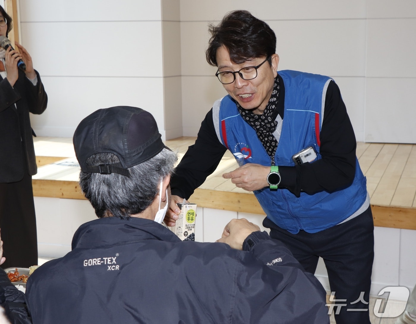 한국도로공사 강원본부 직원들이 지난 10일 원주시 밥상공동체종합사회복지관 식당에서 지역의 고령자 150명에게 '사랑의 무료 배식 봉사'를 제공했다. (한국도로공사 강원본부 제공. 재판매 및 DB금지) 2026.3.11/뉴스1