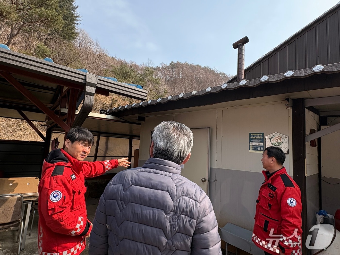 북부지방산림청이 11일 강원 횡성군 전통시장 주변에서 강원도·횡성군·산림조합 등 유관기관들과 합동 산불예방 캠페인을 했다. (북부지방산림청 제공. 재판매 및 DB금지) 2026.3.11/뉴스1