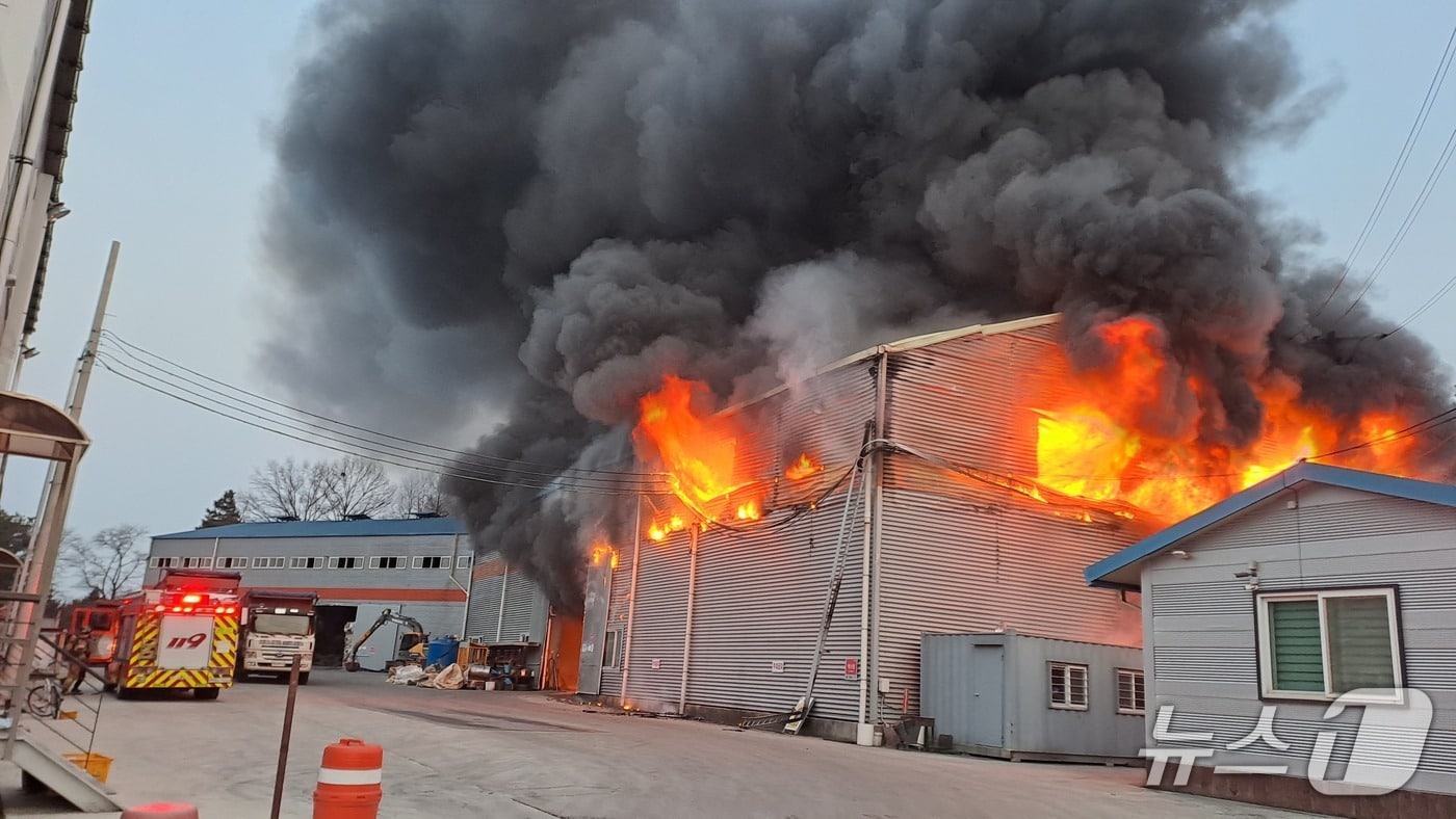 11일 오후 6시 21분께 전북 완주군 봉동읍의 한 폐기물 자원순환시설에서 불이 났다.(전북소방본부 제공. 재판매 및 DB금지)