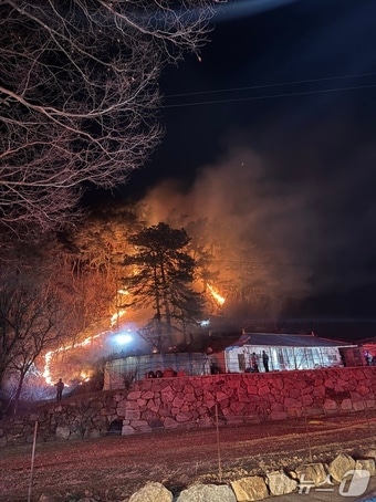 11일 오후 7시 4분께 전북 진안군 진안읍 오천리 일원에 산불이 발생했다.(전북소방본부 제공. 재판매 및 DB금지)