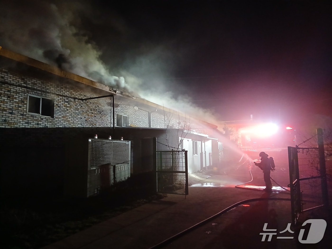 11일 오후 8시 19분께 전북 정읍시 영원면의 한 돈사에서 불이 나 소방이 진화 작업을 벌이고 있다.(전북소방본부 제공. 재판매 및 DB금지)