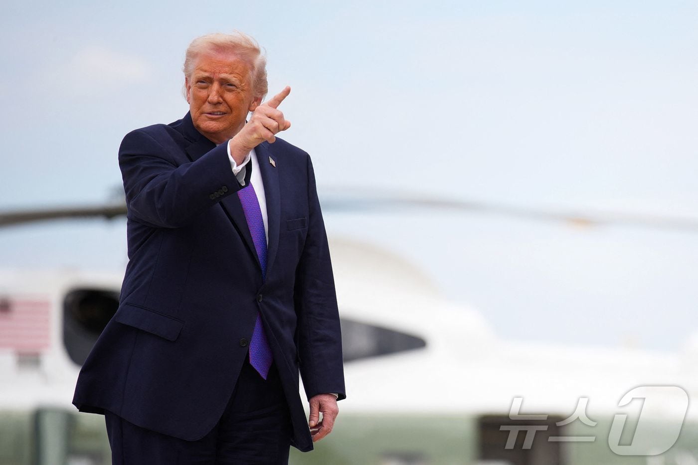도널드 트럼프 미국 대통령이 11일(현지시간) 메릴랜드주 앤드루스 공군기지에서 에어포스원(미 대통령 전용기)에 탑승하려 하고 있다. 2026.03.11. ⓒ AFP=뉴스1