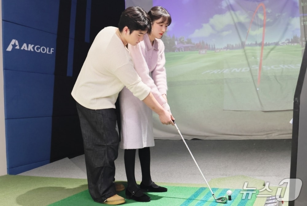 롯데아울렛 율하점 1층 AK골프 매장을 찾은 고객이 신제품을 시타하고 있다.(롯데백화점 제공, 재판매 및 DB 금지)