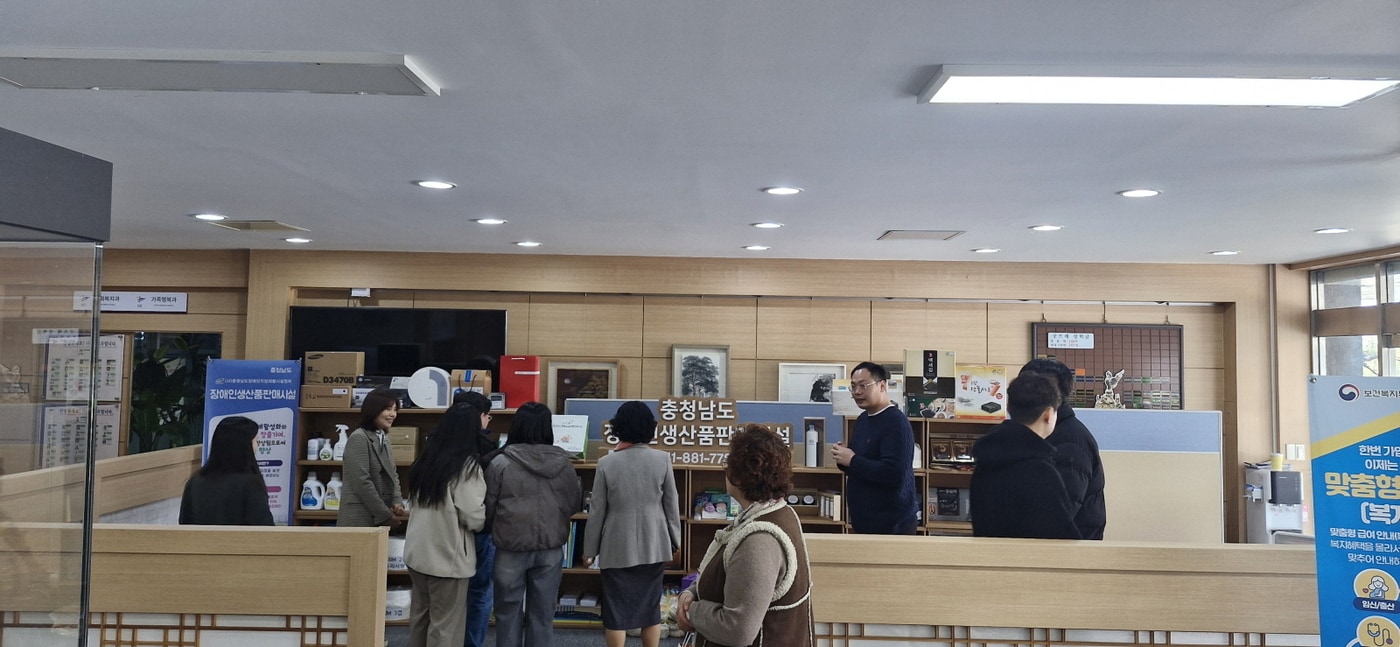 부여군청 본관 1층에서 운영한 중증장애인 생산제품 홍보 전시장 모습.(군 제공. 재판매 및 DB금지)/뉴스1