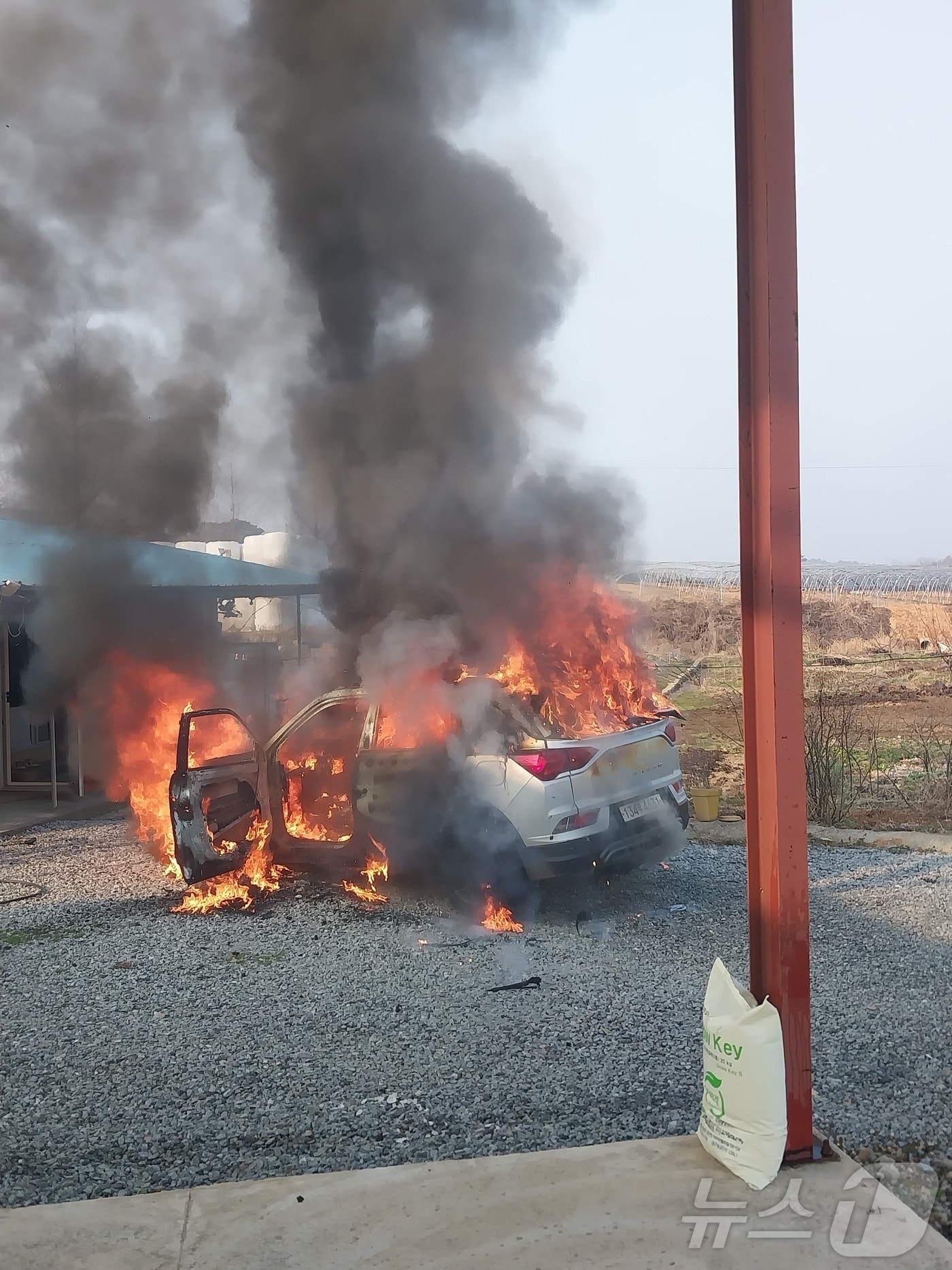 12일 오전 8시 29분쯤 전남 나주시 한 주택 차량에서 화재가 발생해 소방당국이 진화하고 있다. (전남소방본부 제공. 재판매 및 DB 금지) 2026.3.12 