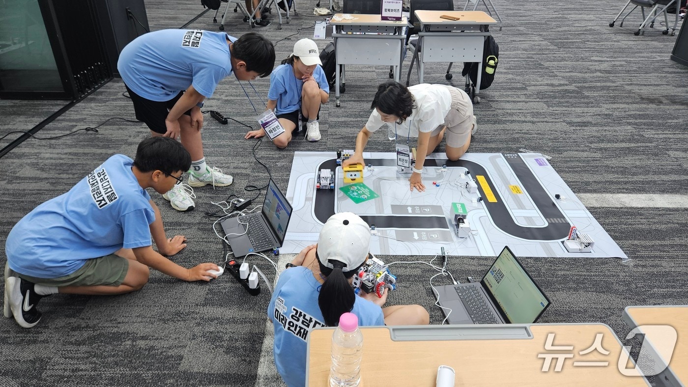 디지털 미래인재 프로젝트에 참여한 학생들.(강남구 제공)
