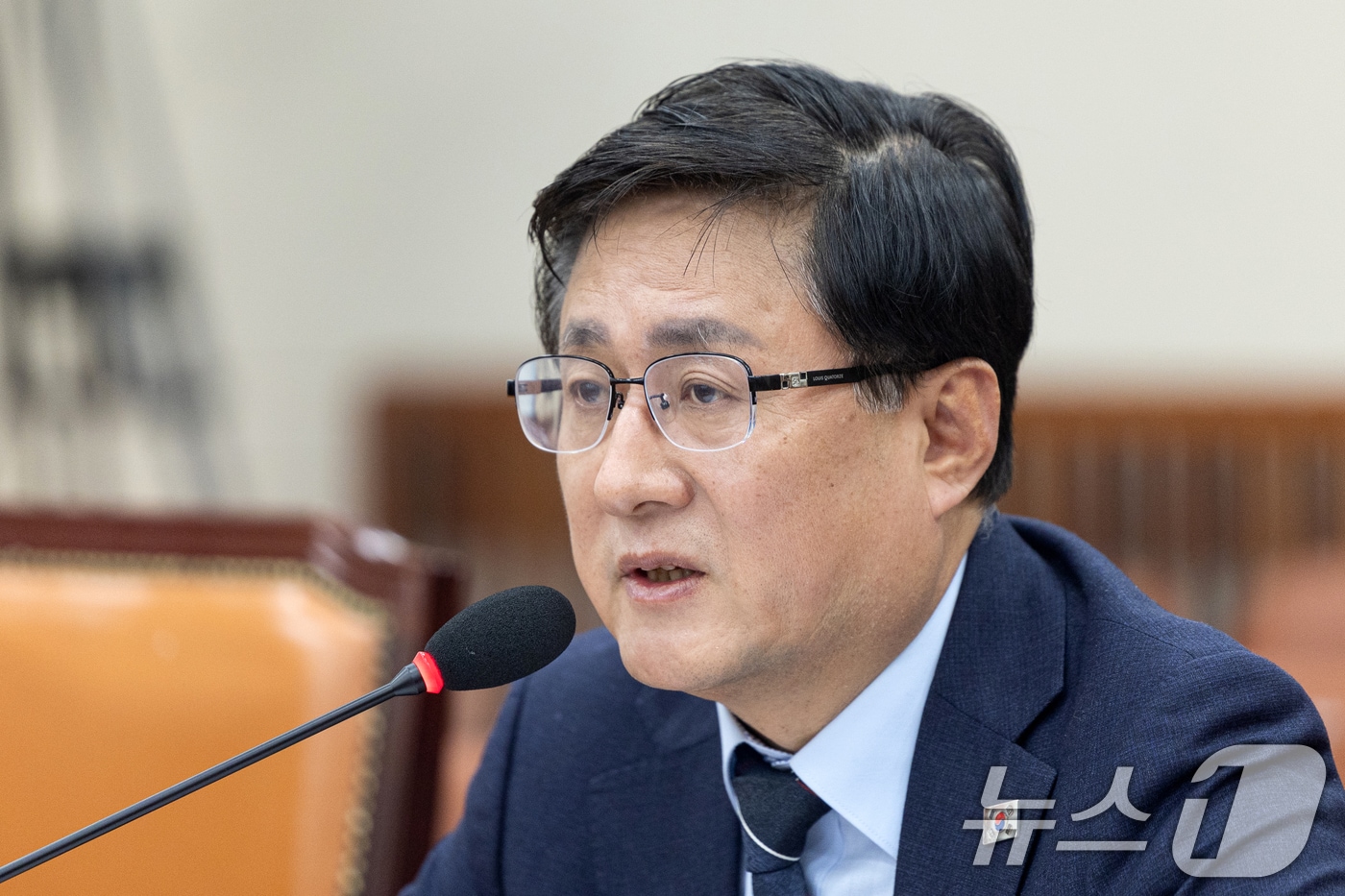 12일 서울 여의도 국회에서 열린 제433회국회(임시회) 기후에너지환경노동위원회 제9차 전체회의에서 김성환 기후에너지환경부 장관이 의원 질의에 답변하고 있다. 2026.3.12 ⓒ 뉴스1 이승배 기자