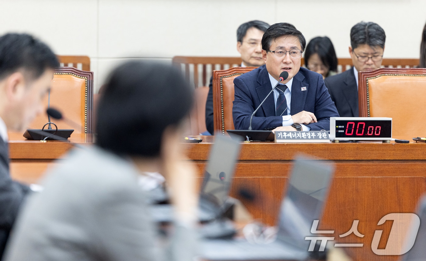 서울 여의도 국회에서 열린 제433회국회(임시회) 기후에너지환경노동위원회 제9차 전체회의에서 김성환 기후에너지환경부 장관이 의원 질의에 답변하고 있다. 2026.3.12 ⓒ 뉴스1 이승배 기자