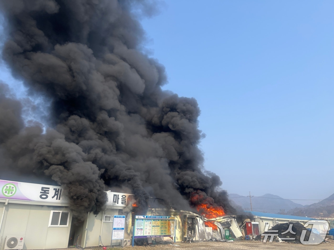 12일 오전 10시 23분께 전북 순창군 동계면의 한 공사현장 간이 사무소에서 불이 나 소방이 진화 작업을 벌이고 있다.(전북소방본부 제공. 재판매 및 DB금지)