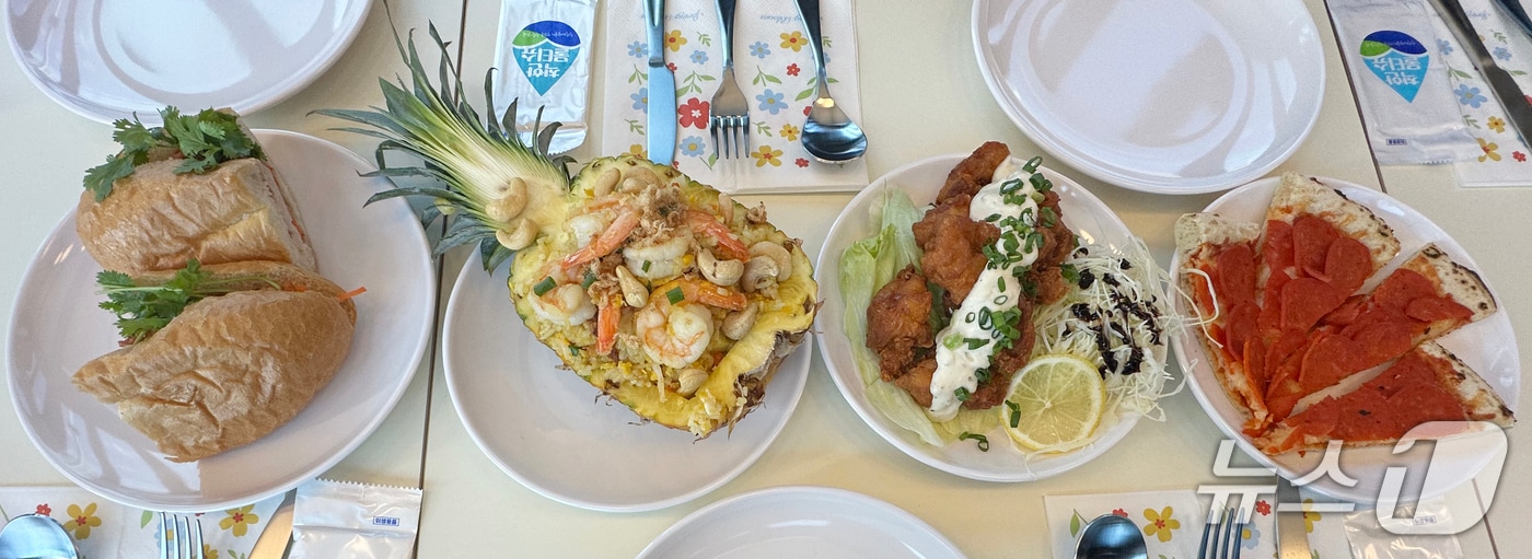 지난 10일 울산세계음식문화관 프레스데이 행사에서 공개된 각국 메뉴. 사진은 베트남 고기반미(왼쪽부터), 태국 카우팟 쌉빠롯 볶음밥, 일본 치킨난반, 이탈리아 페퍼로니 피자. 2026.3.10/뉴스1 ⓒ 뉴스1 조민주 기자