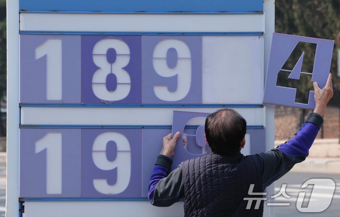 중동 전쟁 여파로 고공행진을 이어가던 주유소 기름값이 소폭 하락한 가운데 12일 오전 대전 유성구 한 주유소에서 관계자가 휘발유와 경유 가격을 조정하고 있다.  2026.3.12 ⓒ 뉴스1 김기태 기자