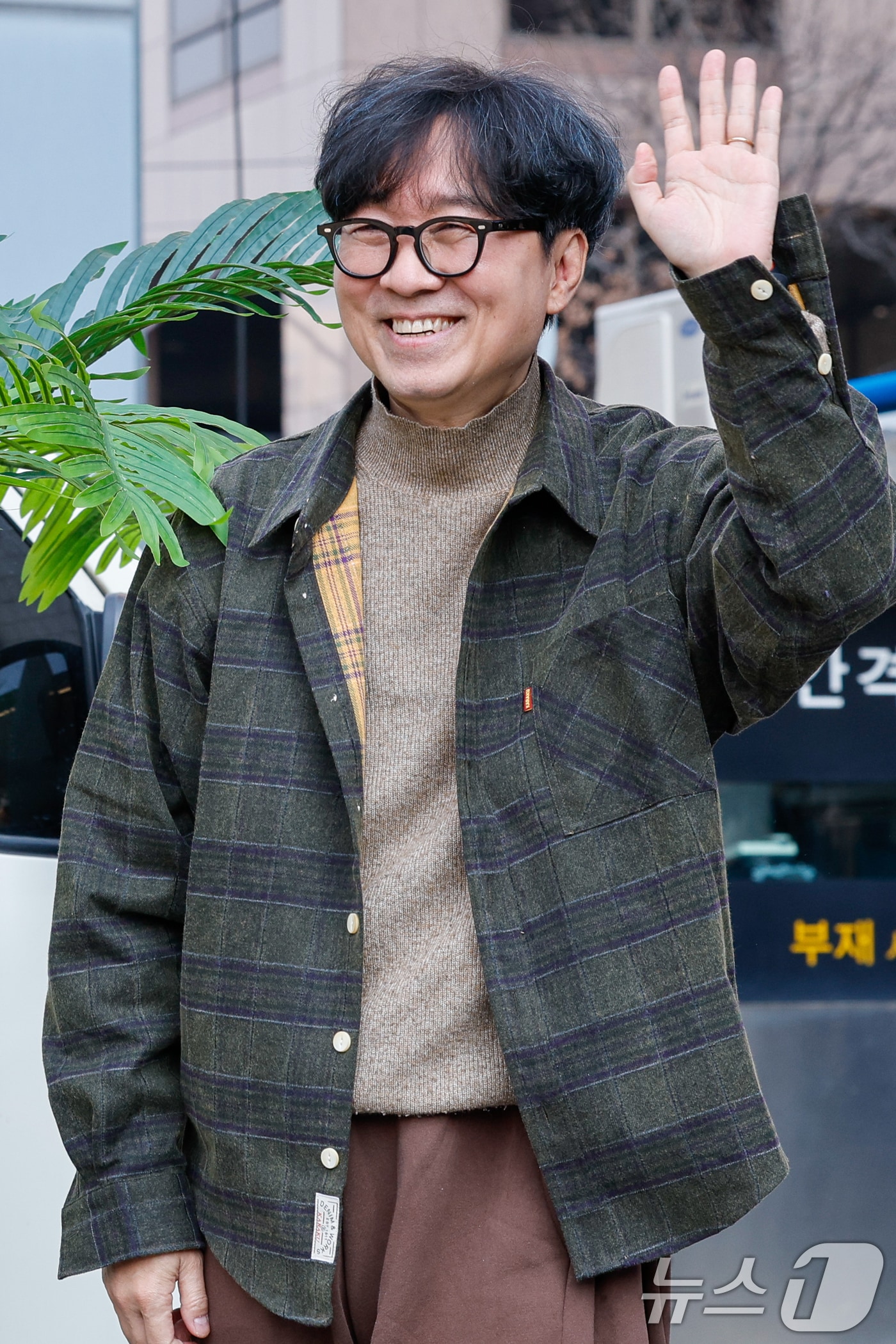 영화 '왕과 사는 남자'의 장항준 감독이 12일 서울 중구 프레스센터 앞에서 1,200만 관객 돌파를 기념해 커피차를 마련, 팬들에게 인사하고 있다. 2026.3.12 ⓒ 뉴스1 안은나 기자