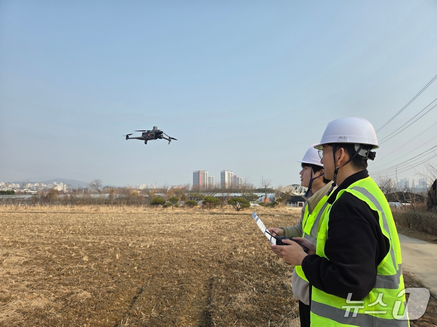 유성구청 직원이 드론을 활용해 개발제한구역 내 불법행위를 단속하고 있다.(유성구 제공. 재판매 및 DB금지)/뉴스1