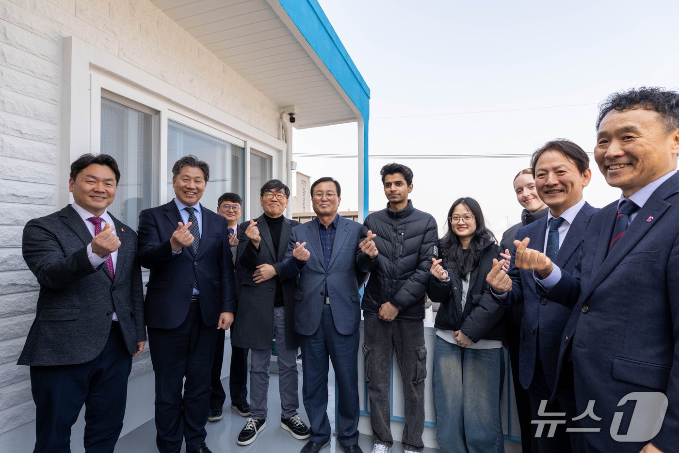 지난 11일 열린 빈집 활용 외국인 유학생 기숙사 입주식에서 주요 참석자 및 입주 학생이 기념촬영을 하고 있는 모습 (해양대 제공. 재판매 및 DB금지)