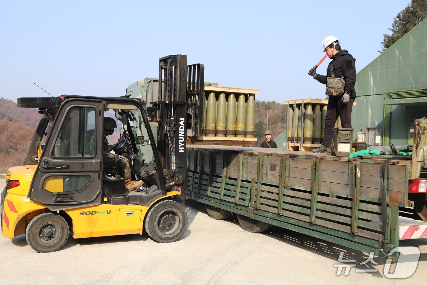 육군 제3군수지원여단 53탄약대대 장병들이 탄약을 적재하는 모습.(3군수지원여단 제공, 재판매 및 DB금지)