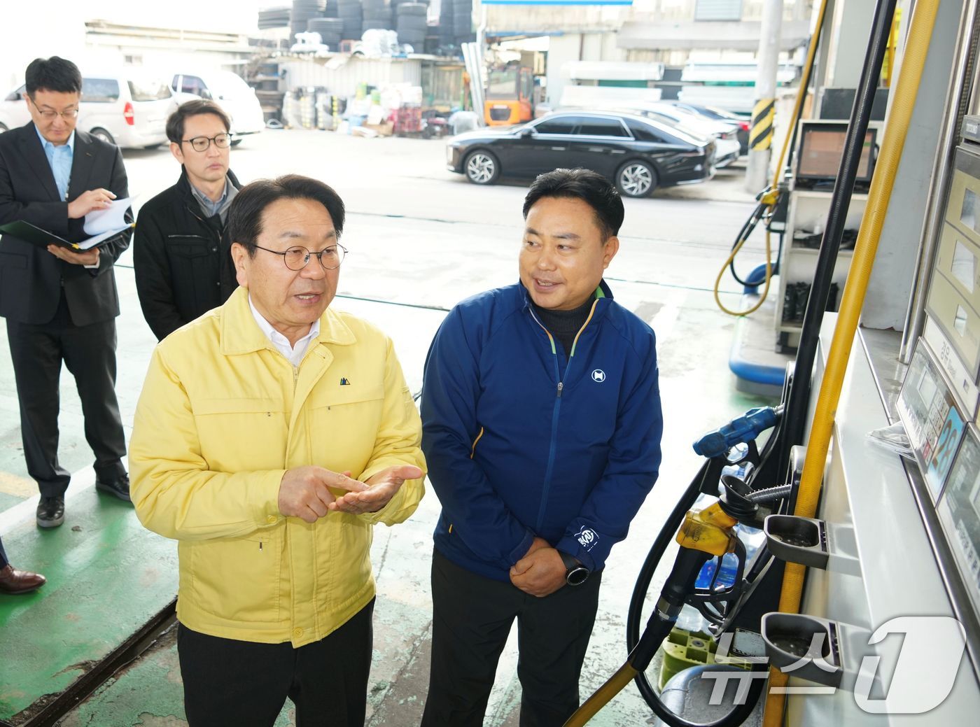강기정 광주광역시장이 12일 북구의 한 주유소를 방문해 석유류 판매 가격과 수급현황을 살펴보고 있다. (광주광역시 제공. 재판매 및 DB금지) 2026.3.12