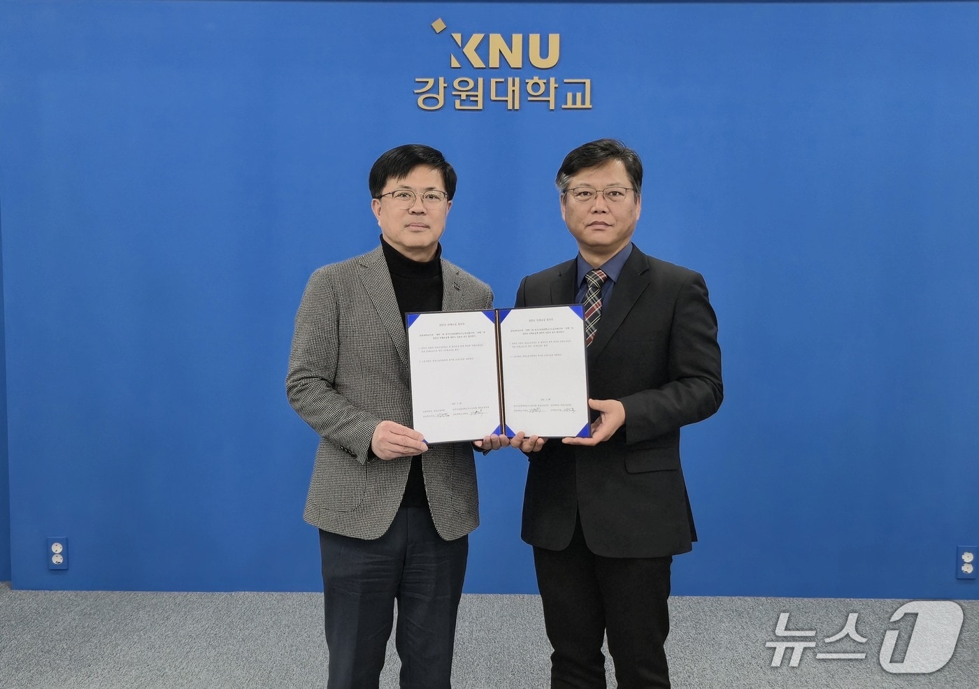 전국국공립대학교수노동조합 강원대지회와 강원대학교, 첫 단체협약 체결.(강원대 교수 노조 제공, 재판매 및 DB금지)