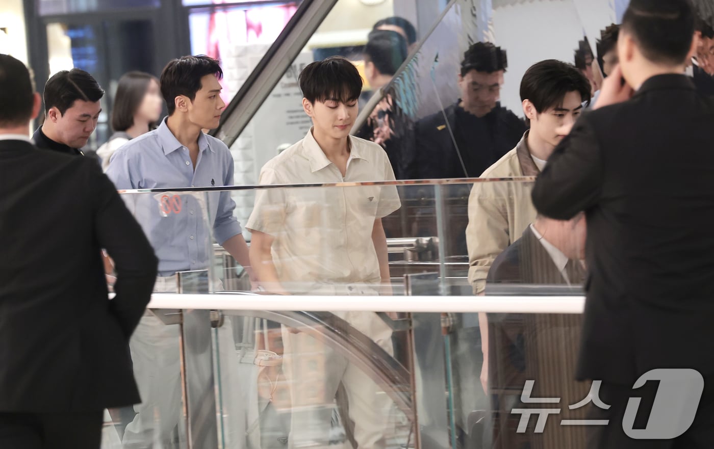 엔하이픈 정원, 성훈, 제이가 12일 서울 송파구 롯데백화점 잠실점 에비뉴엘에서 열린 ‘프라다 화이트 썬(Prada White Sun)’ 오픈 행사를 마친 뒤 이동하고 있다.. 2026.3.12 ⓒ 뉴스1 권현진 기자