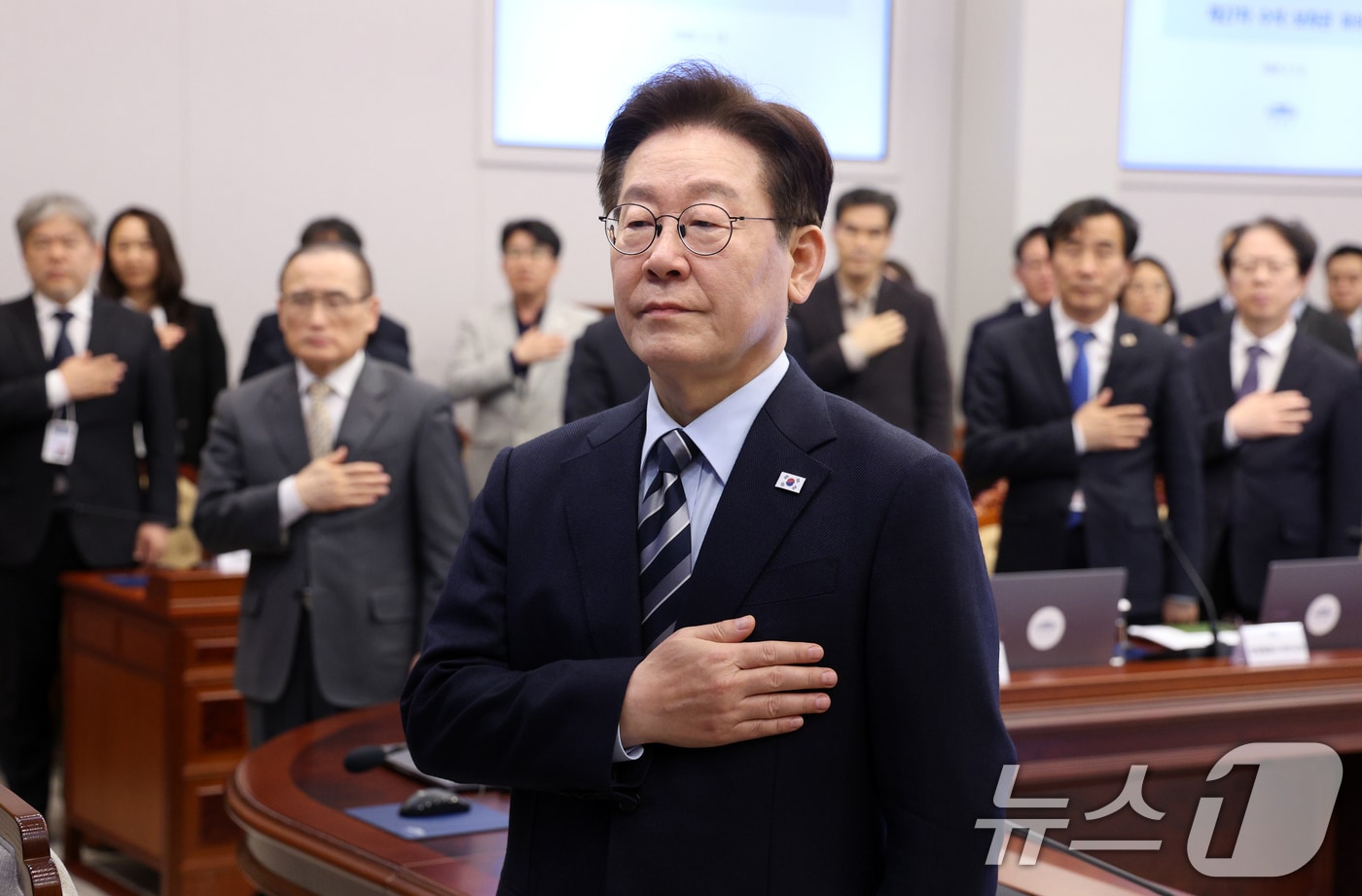 이재명 대통령이 12일 청와대 여민관에서 열린 수석보좌관회의에서 국민의례를 하고 있다. (청와대통신사진기자단) 2026.3.12 ⓒ 뉴스1 허경 기자