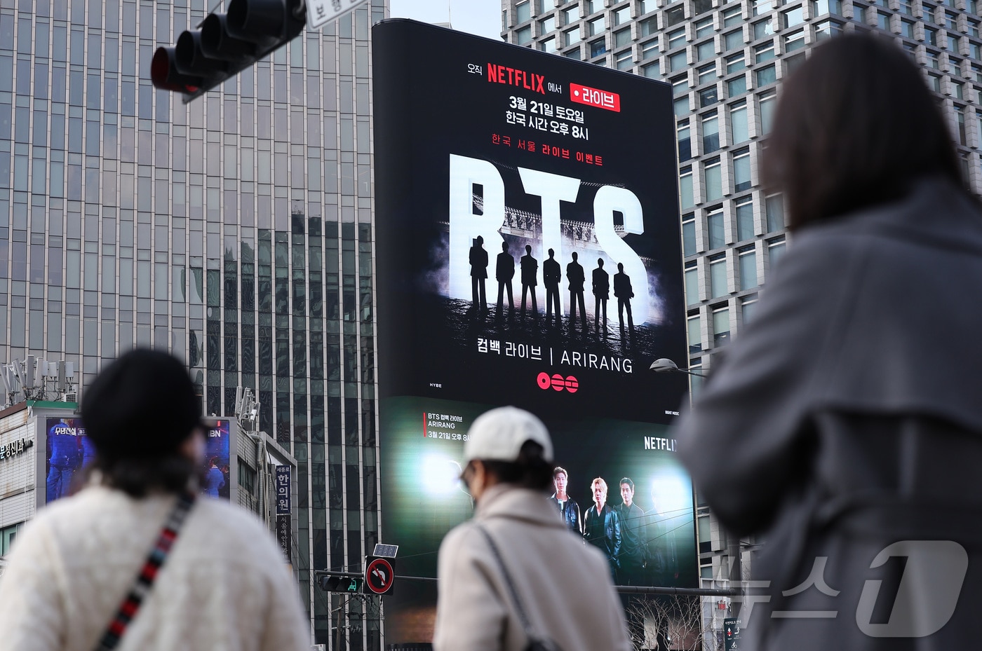 방탄소년단(BTS)의 컴백 라이브 공연을 아흐레 앞둔 12일 서울 종로구 광화문광장 인근 전광판에 BTS 컴백 공연 광고가 나오고 있다. 2026.3.12 ⓒ 뉴스1 김성진 기자