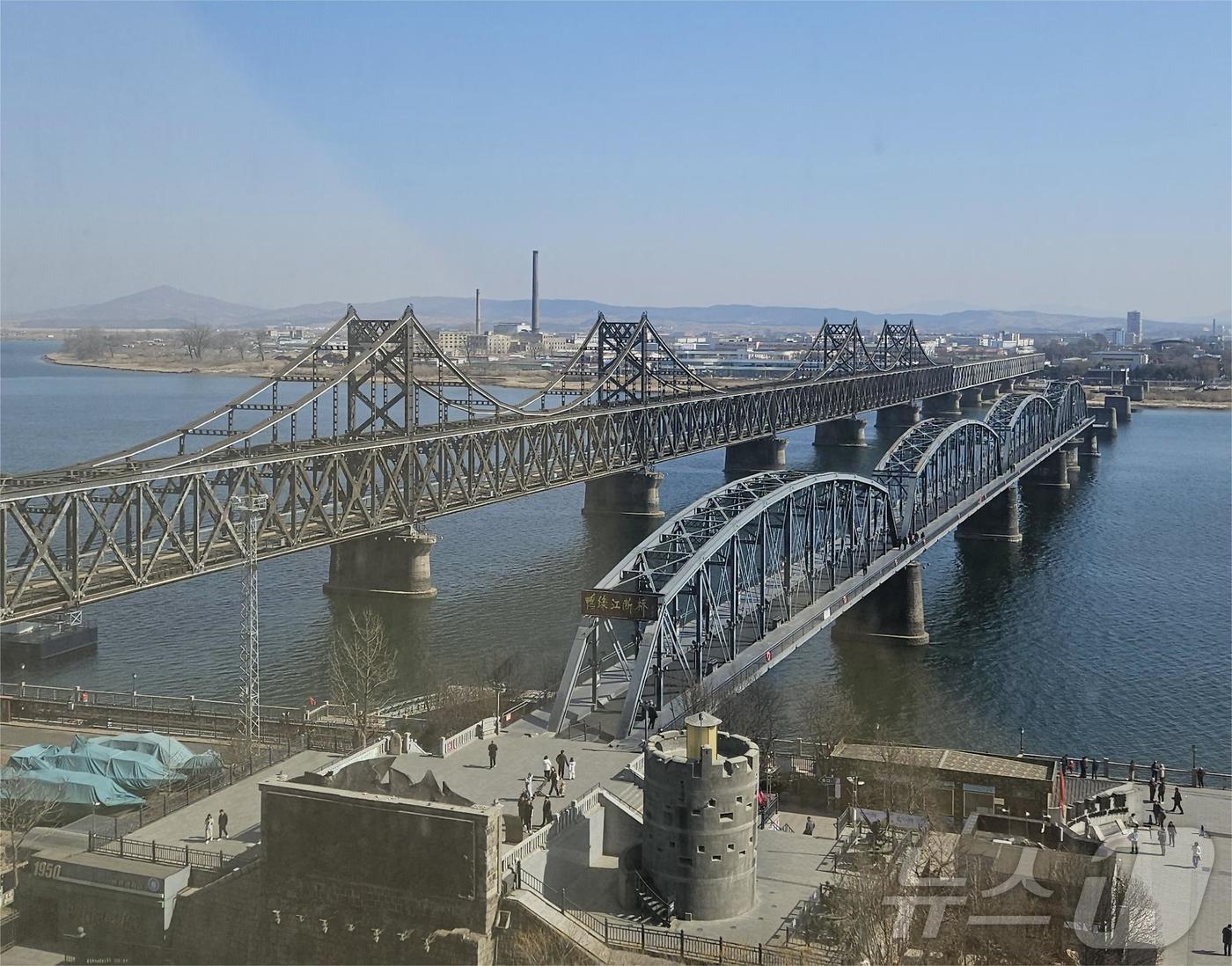 중국 단둥과 북한 평양을 연결하는 국제 여객열차가 6년만에 운행 재개한 12일 오후 단둥에서 바라본 압록강철교(중조우의교) 모습. ⓒ 뉴스1 정은지 특파원