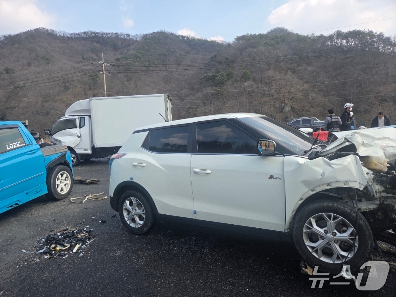 12일 오후 1시 40분쯤 충북 영동군 용산면 율리 국도에서 3중 충돌 사고가 났다.  (영동소방서 제공. 재판매 및 DB금지)