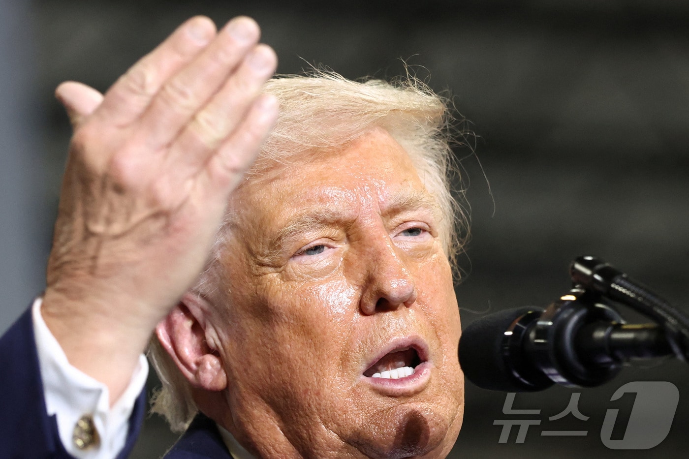 도널드 트럼프 미국 대통령이 11일(현지시간) 켄터키주 헤브론에 위치한 버스트 로지스틱스를 방문해 연설하고 있다. 2026.3.11 ⓒ 로이터=뉴스1