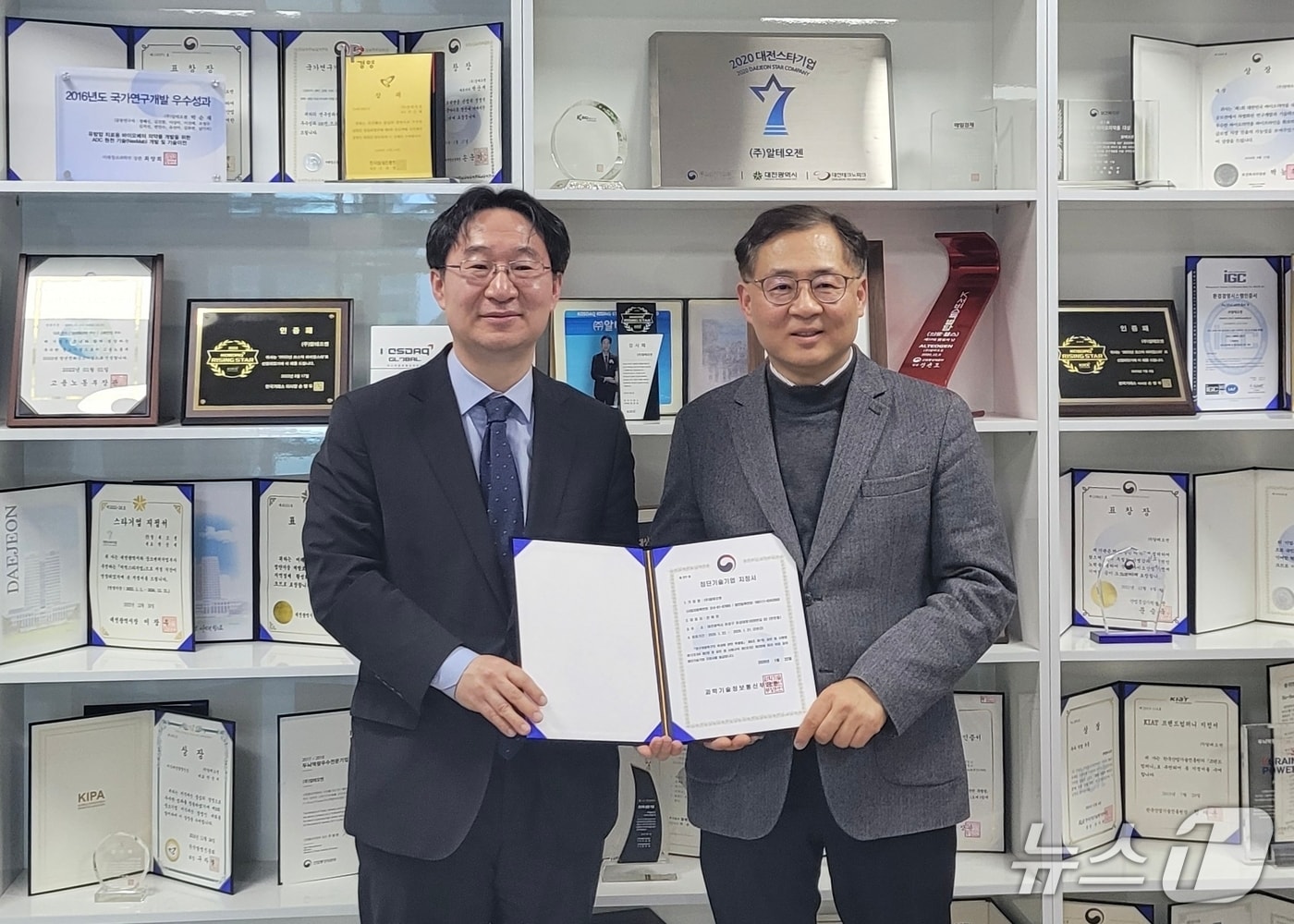 정희권 연구개발특구진흥재단 이사장(왼쪽)과 전태연 알테오젠 대표가 12일 대전 알테오젠 본사에서 열린 첨단기술기업 지정서 전달식에서 기념사진을 촬영하고 있다.(특구제단 제공) /뉴스1