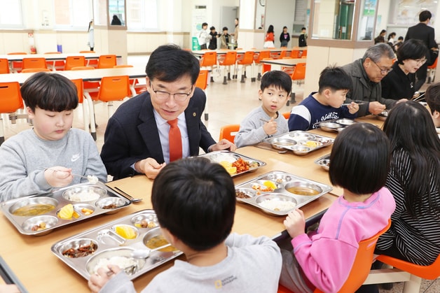 윤건영 충북교육감이 12일 청주 새터초등학교를 찾아 학생들과 함께 급식을 먹으며 이야기하고 있다.(충북교육청 제공. 재판매 및 DB금지)