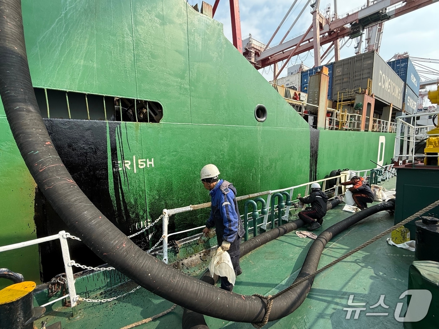 컨테이너선 A호에 유류를 공급하던 중 바다에 기름이 넘쳐흐른 모습 (해경 제공. 재판매 및 DB금지)