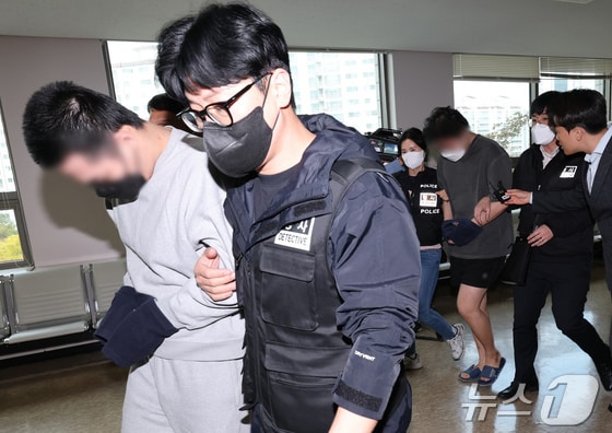  캄보디아 송환 피의자들이 지난 10월 20일 충남 홍성 대전지법 홍성지원에서 구속 전 피의자심문(영장실질심사)을 받기 위해 법정으로 들어서고 있다. /뉴스1 ⓒ News1 김기태 기자