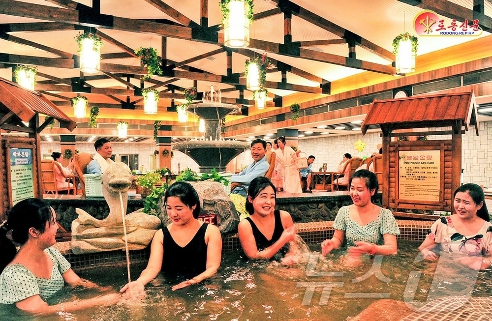 (평양 노동신문=뉴스1) = 북한 노동당 기관지 노동신문은 13일 "삼지연시에 새로 일떠선 밀영호텔에서는 특색있는 온천문명을 마음껏 향유할 수 있다"라고 보도했다. [국내에서만 사용가능. 재배포 금지. DB 금지. For Use Only in the Republic of Korea. Redistribution Prohibited] rodongphoto@news1.kr