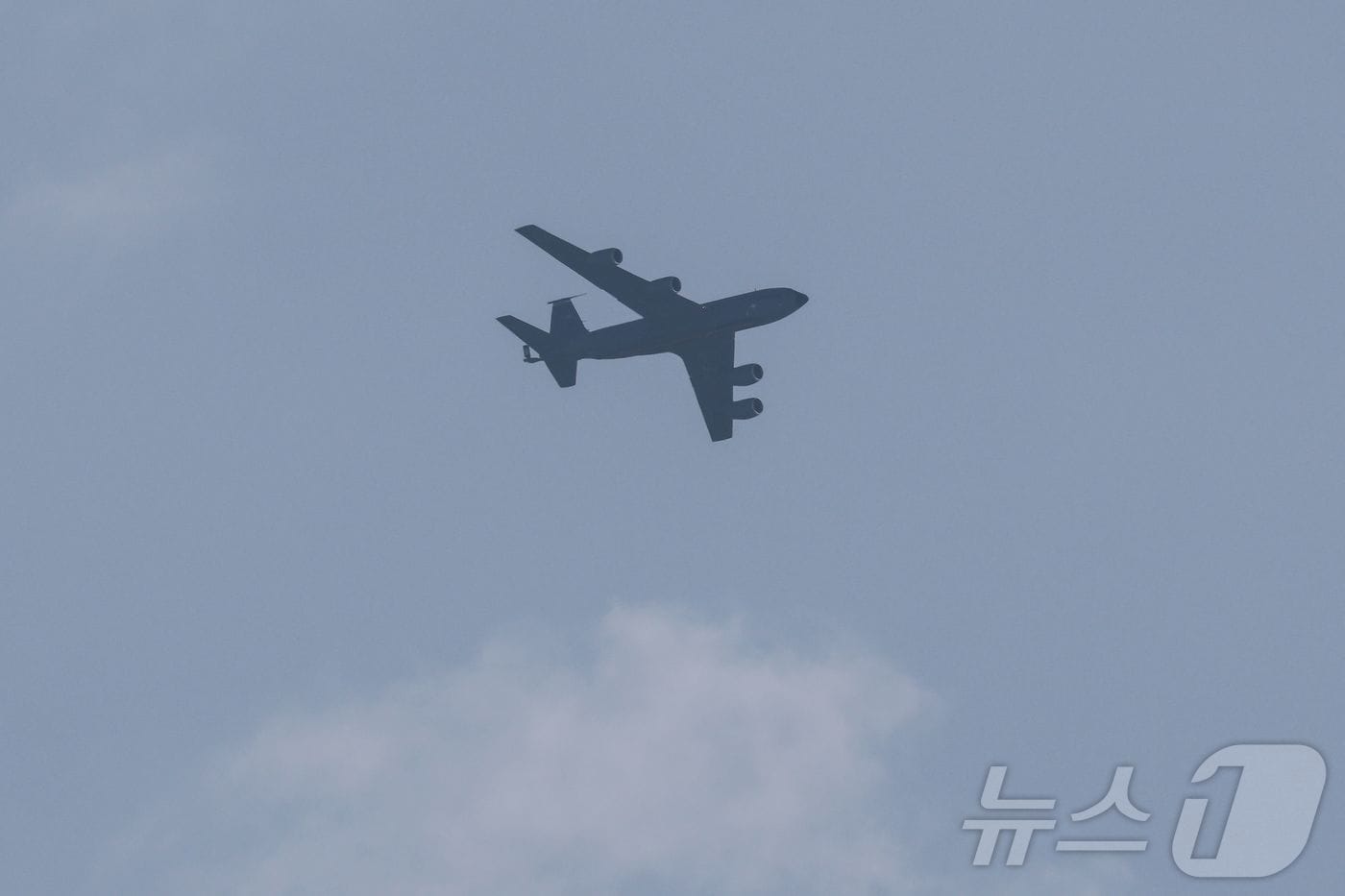 4일(현지시간) 미 공군의 KC-135 급유기가 이스라엘 텔아비브 상공을 비행하고 있다. 2026.03.04 ⓒ AFP=뉴스1