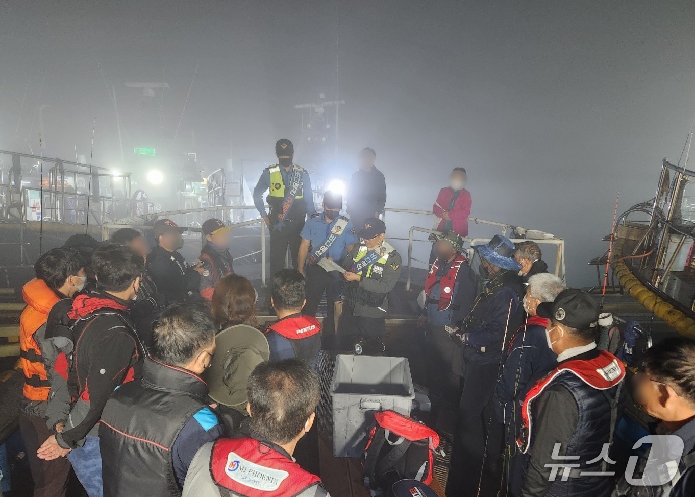 태안해양경찰서 관계자가 낚시어선 출항 전 사전 안전점검을 진행 중인 모습. (태안해경 제공, 재판매 및 DB금지) / 뉴스1 