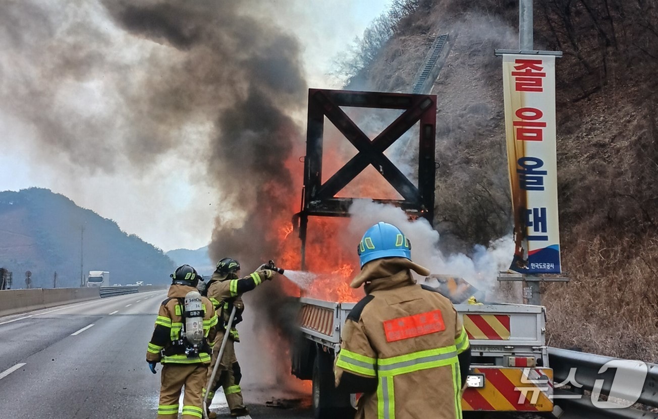 12일 오후 2시 5분쯤 경북 문경시 불정동 중부내륙고속도로 창원 방향 172.4㎞지점에서 도로보수 작업 차량에 불이 나 진화대원들이 불을 끄고 있다.(경북소방본부 제공. 재판매 및 DB금지)2026.3.13/뉴스1