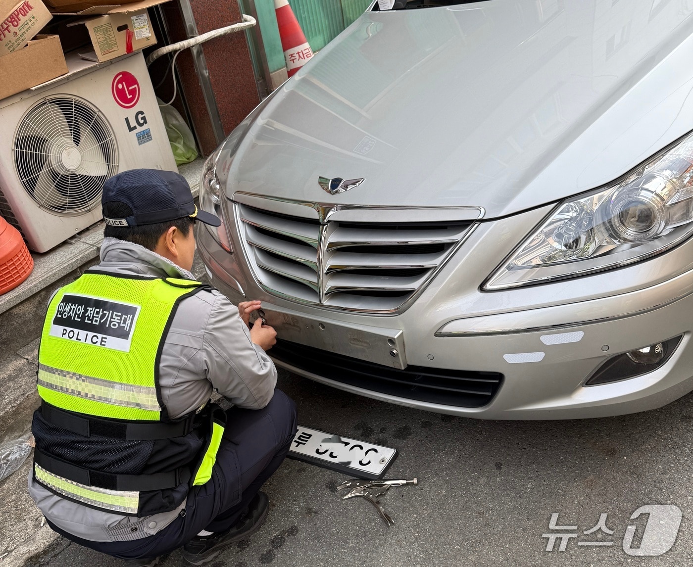 경찰이 교통 과태료 상습 체납차량의 번호판을 떼내고 있다.(대구경찰청 제공. 재판매 및 DB 금지)/뉴스1