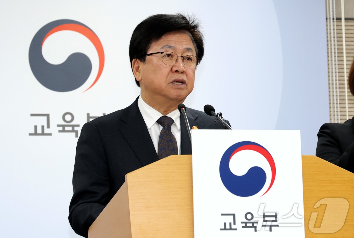 최교진 교육부 장관이 13일 세종시 정부세종청사에서 2027~2031학년도 의과대학 학생정원 배정안 사전통지 관련 내용을 발표하기 위해 입장하고 있다. 2026.3.13 ⓒ 뉴스1 김기남 기자