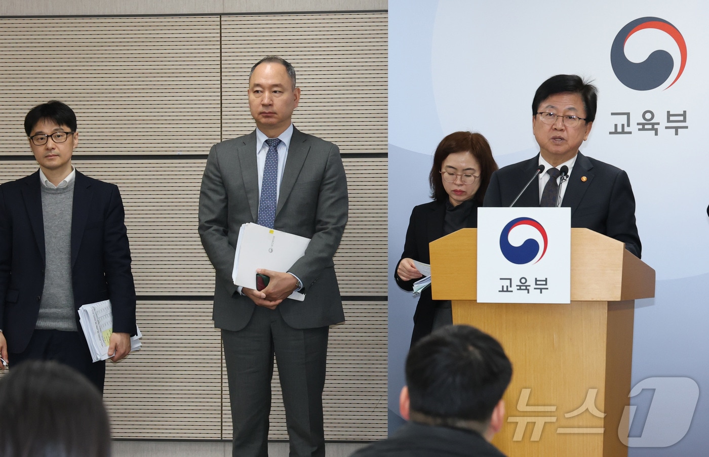 최교진 교육부 장관이 13일 세종시 정부세종청사에서 2027~2031학년도 의과대학 학생정원 배정안 사전통지 관련 내용을 발표하기 위해 입장하고 있다. 2026.3.13 ⓒ 뉴스1 김기남 기자