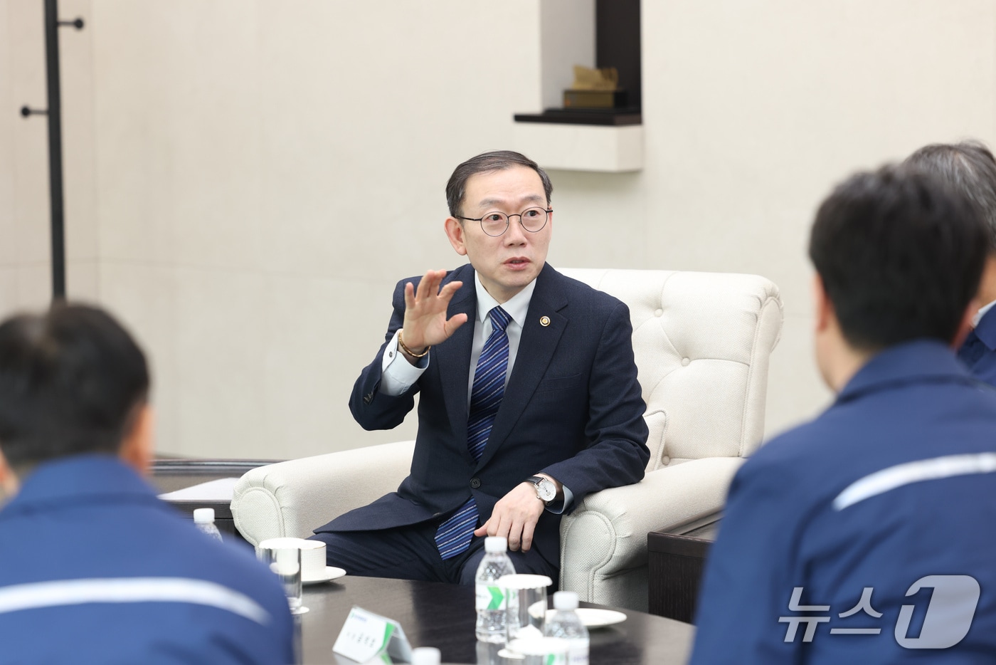 이명구 관세청장이 12일 울산 전하동에 위치한 HD현대중공업을 방문하여 업체 관계자들과 수출지원 간담회를 갖고 있다. (관세청 제공.재판매 및 DB금지)/뉴스1